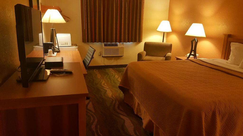 Travelodge By Wyndham Маскигон Экстерьер фото