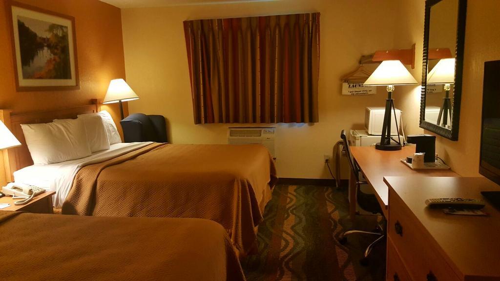 Travelodge By Wyndham Маскигон Экстерьер фото