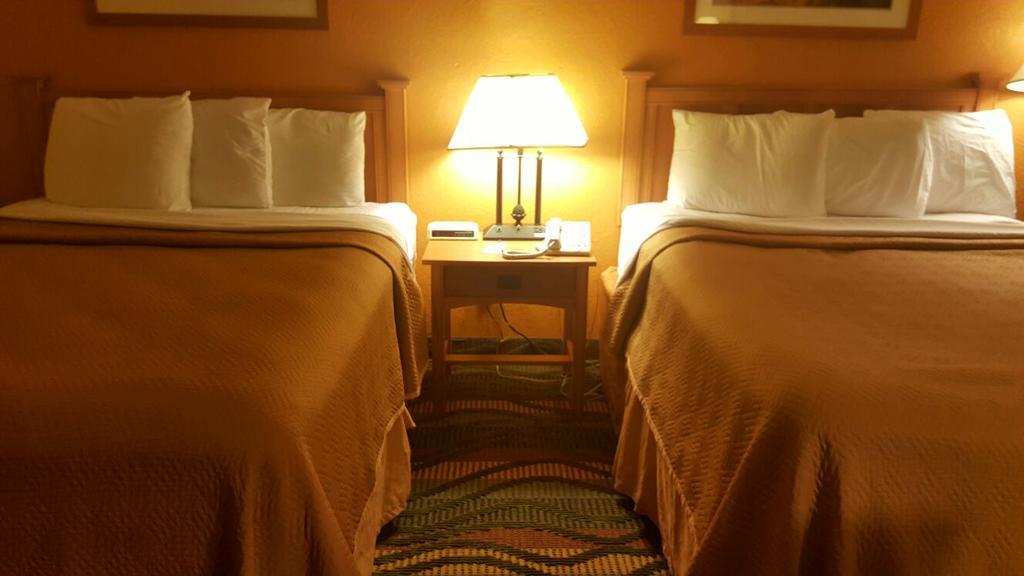 Travelodge By Wyndham Маскигон Экстерьер фото