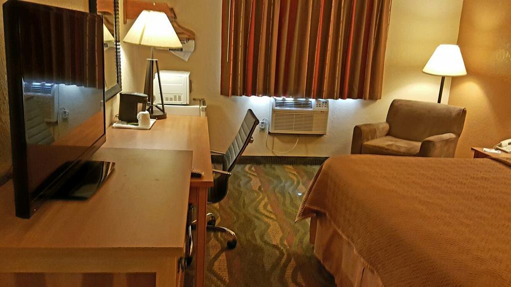 Travelodge By Wyndham Маскигон Экстерьер фото