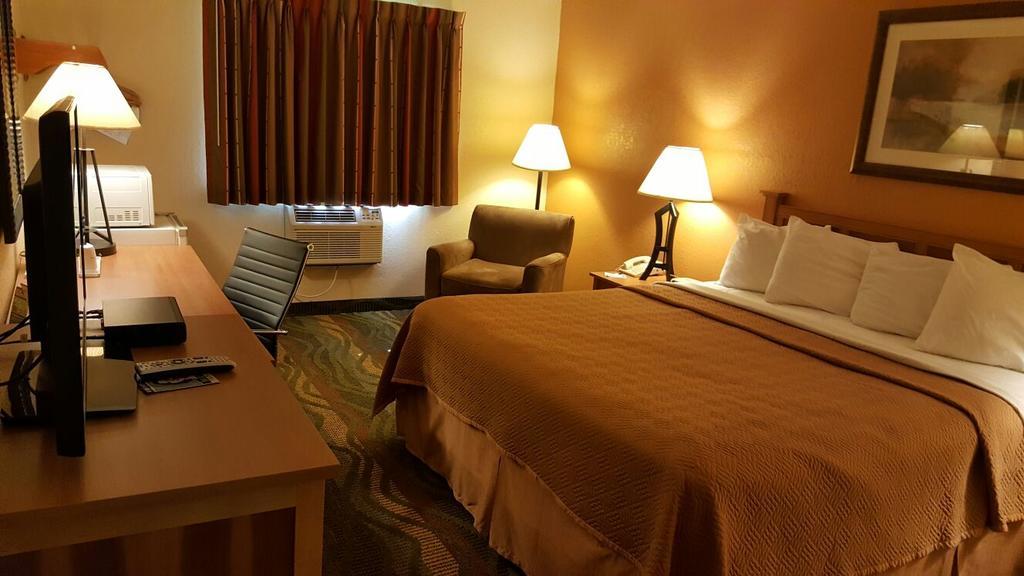 Travelodge By Wyndham Маскигон Экстерьер фото