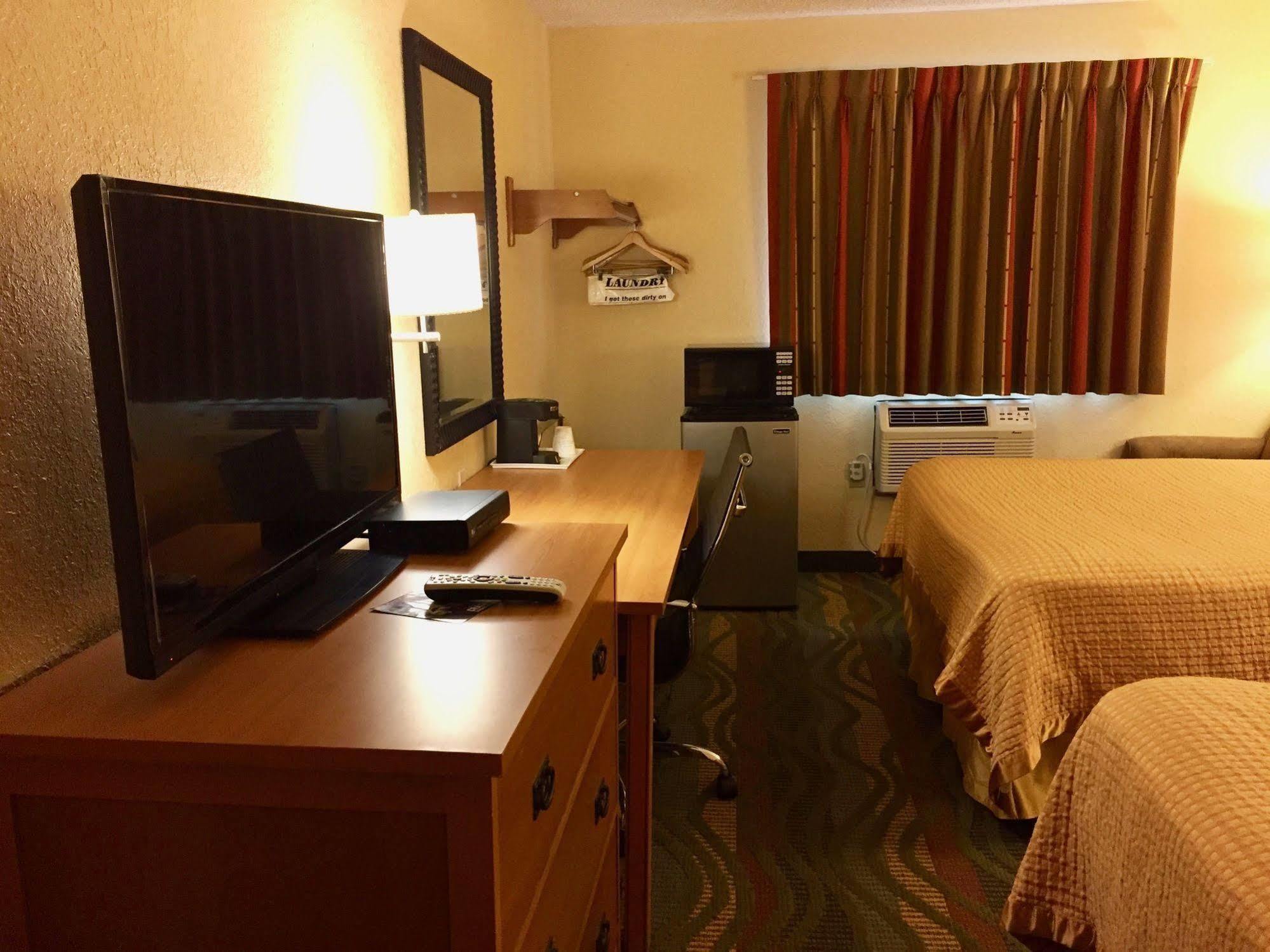 Travelodge By Wyndham Маскигон Экстерьер фото