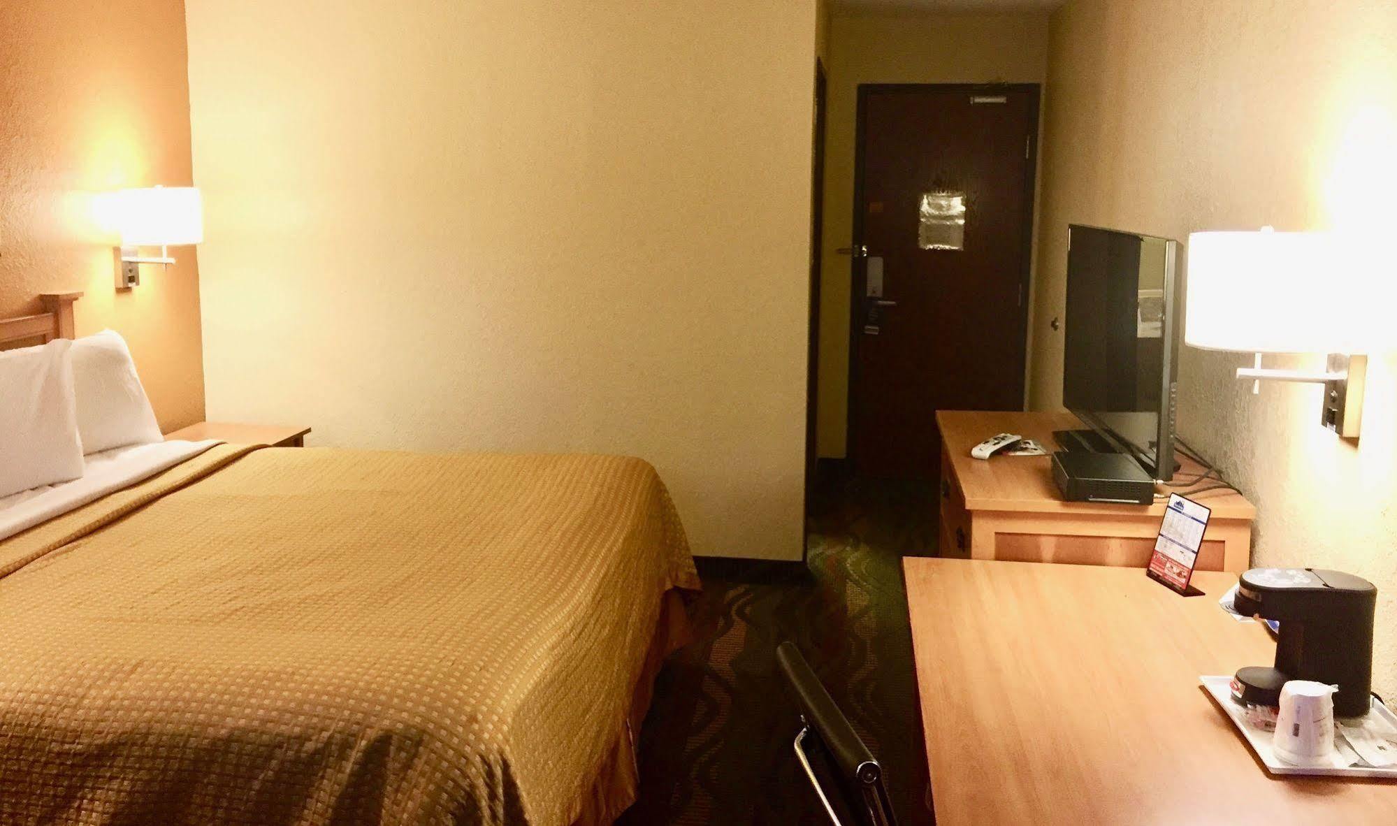 Travelodge By Wyndham Маскигон Экстерьер фото